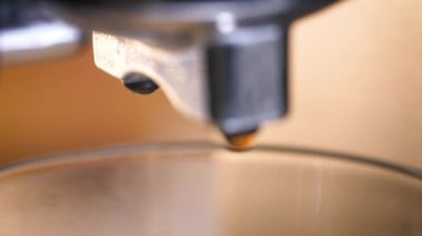 Kahve makinesi sıcak espresso yapıyor. Sade kahve çıkarma makinesi hazırlanıyor.