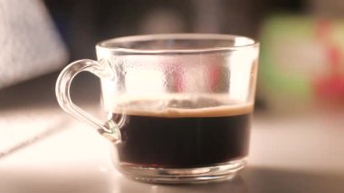 Kahve makinesi sıcak espresso yapıyor. Sade kahve çıkarma makinesi hazırlanıyor.