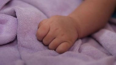 Drone, Fütürist İHA ile hava görüntüleme manzarası çekti. Ekran arayüzü başı yukarı