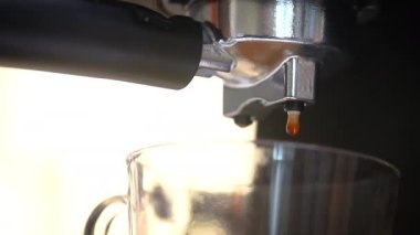 Kahve makinesi sıcak espresso yapıyor. Sade kahve çıkarma makinesi hazırlanıyor.