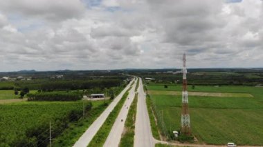 İnsansız hava aracı, kırsal alandaki otobanın manzaralı manzarasını, kırsal kesimin yüksek açılı manzarasını çekti.