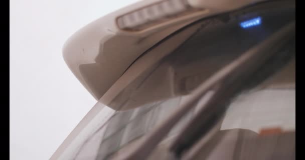 Hátsó Autó Ablaktörlő Dolgozik Hogy Tisztítsa Meg Kocsi Ablak Képernyő — Stock videók