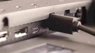 İnsanların eli USB 'yi limandan çıkarıyor. Seçici odak alan derinliği