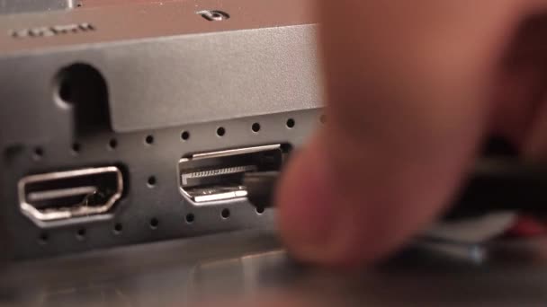 Close Tiro Mão Homem Inserir Displayport Dispositivo Plugging Port — Vídeo de Stock