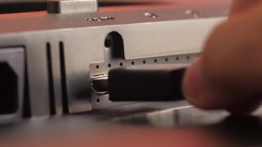 Drone, Fütürist İHA ile hava görüntüleme manzarası çekti. Ekran arayüzü başı yukarı