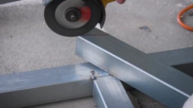 Güçlü elektrikli öğütücü, galvanize çelik, hassasiyet ve metal işçiliğinde verimliliği zahmetsizce keser. Teknolojiyi kullanan ustalık kıvılcımları. DIY Metal çalışma konsepti