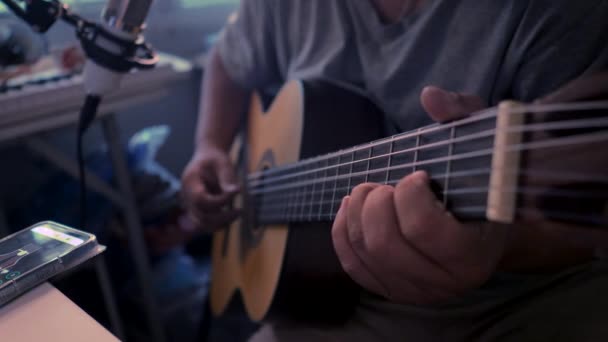 一位技艺高超的音乐家用古典吉他手记录音乐 然后在录音室里录制古典吉他手的杰作 — 图库视频影像