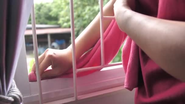 Handen Van Vrouw Gebruikt Stof Ramen Schoon Maken Eenvoudig Onderhoud — Stockvideo