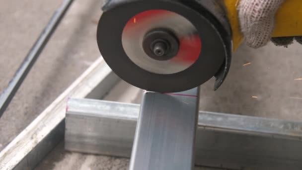 Leistungsstarke Elektrische Schleifmaschine Schneidet Mühelos Durch Verzinkten Stahl Präzision Effizienz — Stockvideo