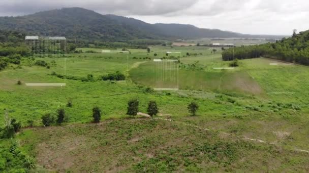 Landschaftlich Reizvolle Luftaufnahme Des Landwirtschaftlichen Waldbauernhofes Mit Futuristischer Benutzeroberfläche Hud — Stockvideo