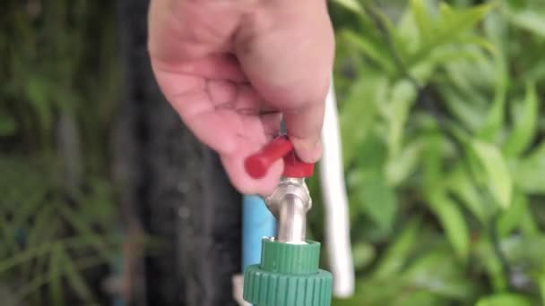 Hand Von Menschen Öffnet Und Schließt Einen Wasserhahn — Stockvideo