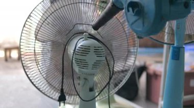 İnsanlar vantilatörü temizlemek için elektrikli çardak kullanıyor. Toz temizleme. DIY ve ev bakımı kavramı
