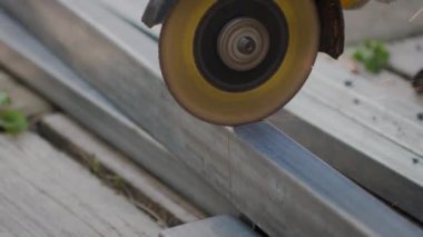 Elektrikli öğütücü ütüyü kesiyor. Yüksek hızlı öğütücü. Çelik işi DIY konsepti