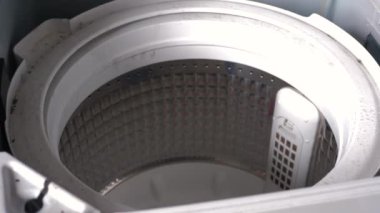 Elektrikli çamaşır makinesini temizleyen insanların eli. Ev bakımı ve temizlik konsepti