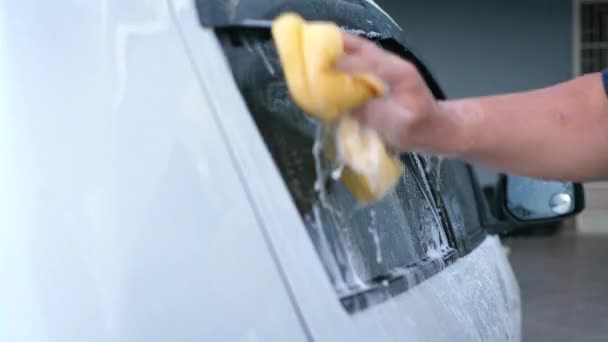 Arabayı Köpük Şampuan Spreyiyle Yıkayan Adamın Eli Araba Bakımı Temizlik — Stok video