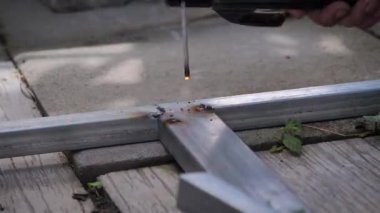 Yakın çekim elektrik kaynağı, çelik boru. Demir kaynaklama diy kavramı