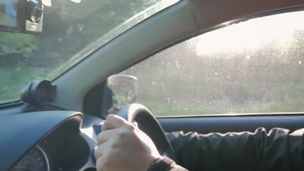 Kırsal Yolda Araba Süren Bir Adam Yakın Çekim — Stok video
