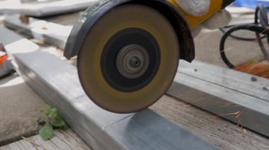 Yavaş çekim elektrikli öğütücü demiri kesiyor. Yüksek hızlı öğütücü. Çelik işi DIY konsepti