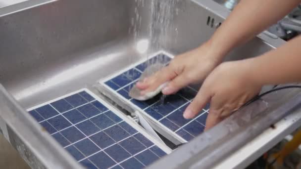 Handen Van Mensen Die Zonnepanelen Schoonmaken Alternatieve Energiezorg Een Koolstofvrij — Stockvideo