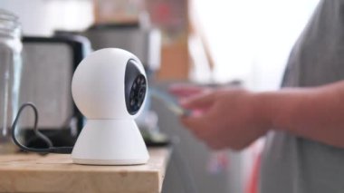 İnsanlar kamerayı kontrol etmek için akıllı telefon kullanıyor.