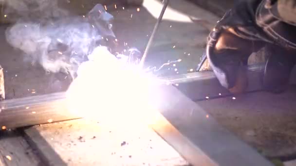 Yakın Çekim Elektrik Kaynağı Çelik Boru Demir Kaynaklama Diy Kavramı — Stok video