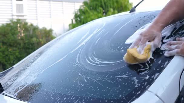 Hand Van Man Die Een Auto Wast Met Schuimshampoo Waterspray — Stockvideo