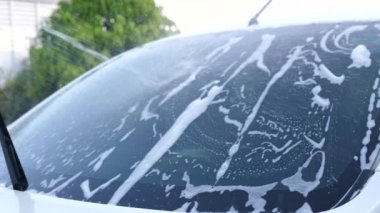 Arabayı yıkamak için yavaş çekim püskürtme suyu