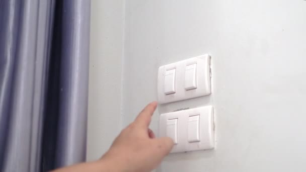 Hand Von Menschen Schaltet Elektrischen Lichtschalter Ein Und Aus — Stockvideo