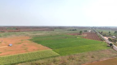 Drone, kırsal otoyol trafiğinin hava manzaralı görüntüsünü çekti. Kavşağı olan kırsal yol trafiği