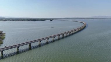 Drone, Pa Sak Jolasid Barajı 'nda yüzen trenin manzaralı manzarasını çekti. Lopburi Tayland