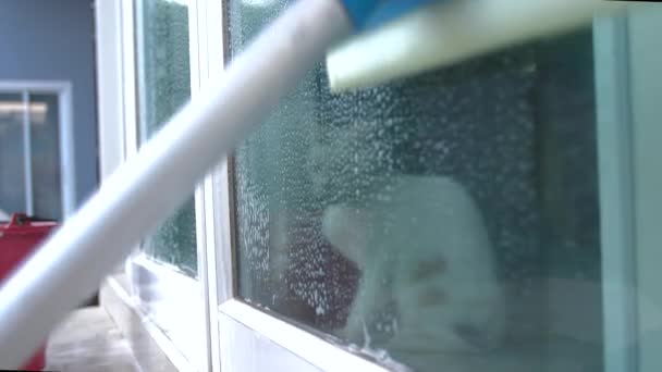 Ludzie Czyścili Szklane Drzwi Wodą Narzędziami Koncepcja Opieki Domowej — Wideo stockowe