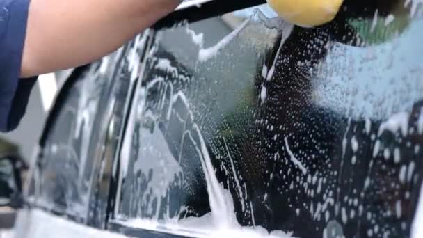Hand Van Man Die Een Auto Wast Met Schuimshampoo Waterspray — Stockvideo