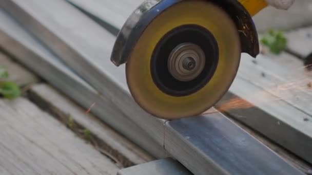 鉄を切断する電気グラインダー 高速グラインダーカッター スチールワークDiyコンセプト — ストック動画
