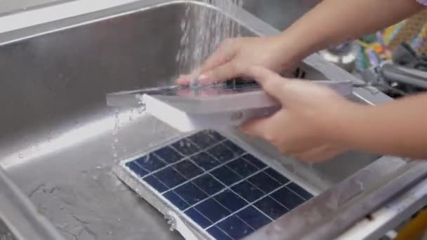 清洁太阳能电池板的人的手 替代能源环境保护和零碳足迹概念 — 图库视频影像