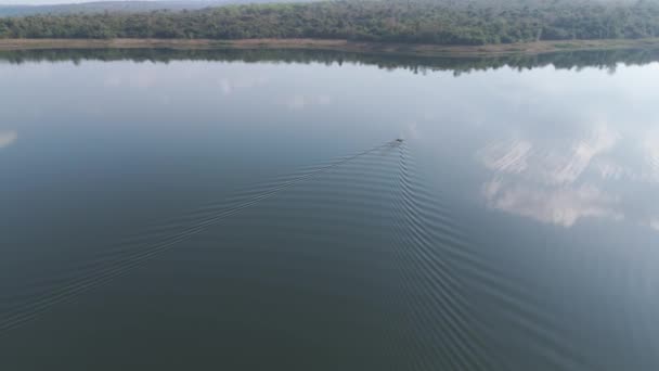 Drone Tiro Vista Aérea Paisaje Escénico Embarcación Pesca Que Navega — Vídeos de Stock