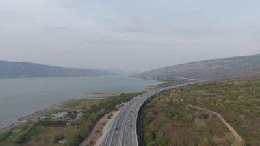 M6 otoyolu Nakhon Ratchasima Eyaleti Bang Pa-in. Lam Ta Khong Nehri ve Dağı. Manzaranın insansız hava aracı görüntüsü kırsal bölge trafiği. Nakhon Ratchasima Tayland. Korat Otoyolu