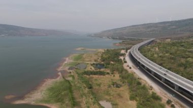 M6 otoyolu Nakhon Ratchasima Eyaleti Bang Pa-in. Lam Ta Khong Nehri ve Dağı. Manzaranın insansız hava aracı görüntüsü kırsal bölge trafiği. Nakhon Ratchasima Tayland. Korat Otoyolu