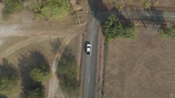 Drone Strzał Lotu Ptaka Malowniczy Krajobraz Prowadzenie Pickupa Opuszczonej Drodze — Wideo stockowe