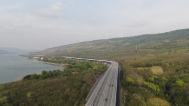 M6 otoyolu Nakhon Ratchasima Eyaleti Bang Pa-in. Lam Ta Khong Nehri ve Dağı. Manzaranın insansız hava aracı görüntüsü kırsal bölge trafiği. Nakhon Ratchasima Tayland. Korat Otoyolu