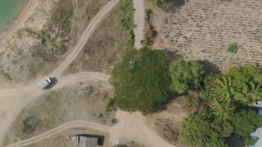 Drone 'un hava görüntüsü kurak mevsimde kırsal alanda terk edilmiş kamyonet yolu manzarası.