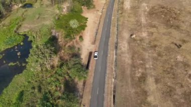 Drone 'un hava görüntüsü kurak mevsimde terk edilmiş kırsal kesimde terk edilmiş bir kamyonet kamyoneti manzarası.