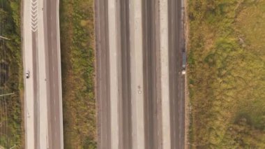 İnsansız hava aracı, köprüdeki trafiğin kırsal kesişme noktasındaki manzarasını görüntülüyor.