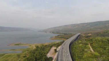 M6 otoyolu Nakhon Ratchasima Eyaleti Bang Pa-in. Lam Ta Khong Nehri ve Dağı. Manzaranın insansız hava aracı görüntüsü kırsal bölge trafiği. Nakhon Ratchasima Tayland. Korat Otoyolu