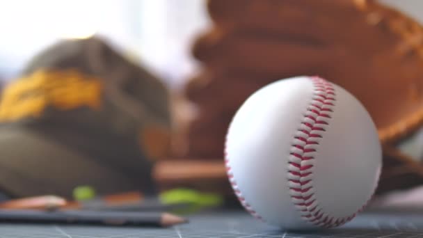 Бейсбол Катится Столу Рукой Человека Поднимающего Бейсбол — стоковое видео