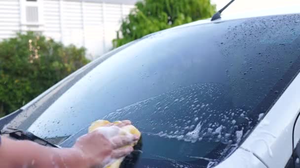 Egy Férfi Keze Aki Habsamponnal Vízpermetezéssel Mos Autót Autóápolás Takarítás — Stock videók
