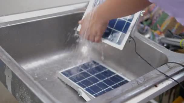Χέρια Των Ανθρώπων Που Καθαρίζουν Πάνελ Ηλιακών Κυττάρων — Αρχείο Βίντεο