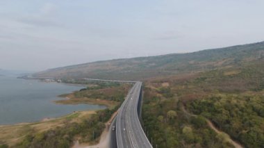 M6 otoyolu Nakhon Ratchasima Eyaleti Bang Pa-in. Lam Ta Khong Nehri ve Dağı. Manzaranın insansız hava aracı görüntüsü kırsal bölge trafiği. Nakhon Ratchasima Tayland. Korat Otoyolu