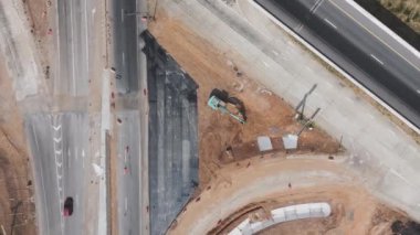 İnsansız hava aracı görüntüsü inşaat halindeki manzarası kırsal kesimdeki yol.