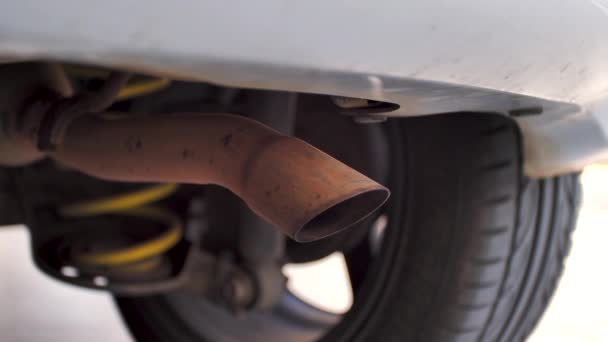 Κινητήρας Λειτουργεί Σωλήνας Εξάτμισης Του Αυτοκινήτου Εκπέμπει Μονοξείδιο Του Άνθρακα — Αρχείο Βίντεο
