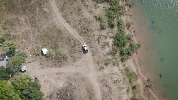 ドローン映像 農村部の乾季の運転ピックアップトラック砂漠の道路の空中ビュー風景 — ストック動画